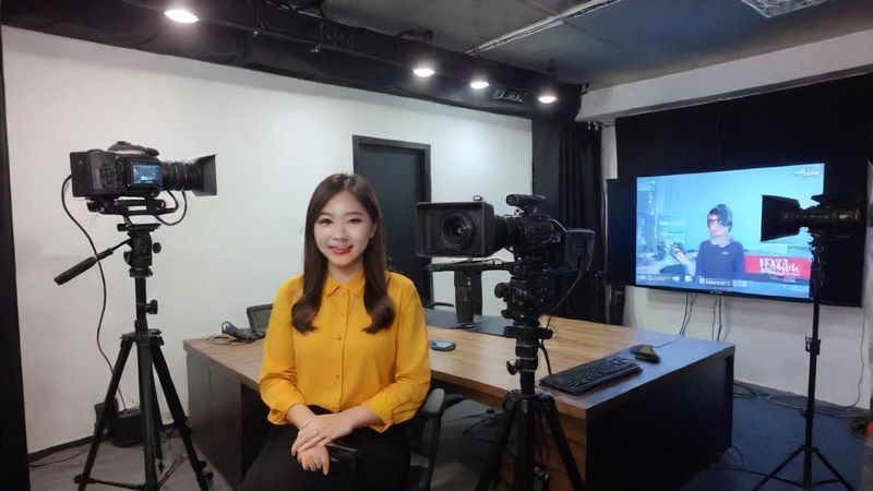 Banner Bergabung sebagai Host Live Streaming di PT MISSSHINE TRENDS INDONESIA. Gaji kompetitif dan lingkungan kerja yang inovatif.
